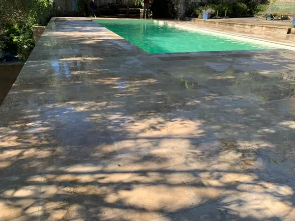 Piscine et plage travertin sous oliviers, photo 17 sur 25