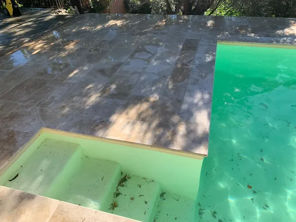 Piscine et plage travertin sous oliviers, photo 18 sur 25