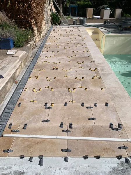 Piscine et plage travertin sous oliviers, photo 19 sur 25
