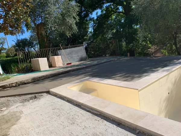 Piscine et plage travertin sous oliviers, photo 20 sur 25