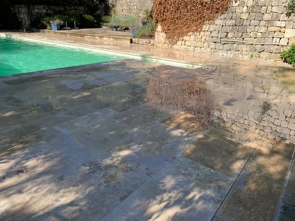 Piscine et plage travertin sous oliviers, photo 24 sur 25